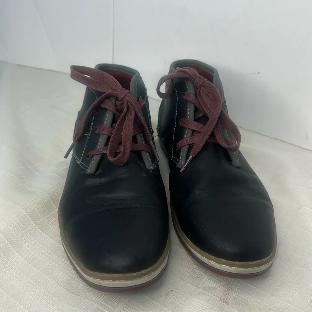Vince Mens Chukka boots in black and red